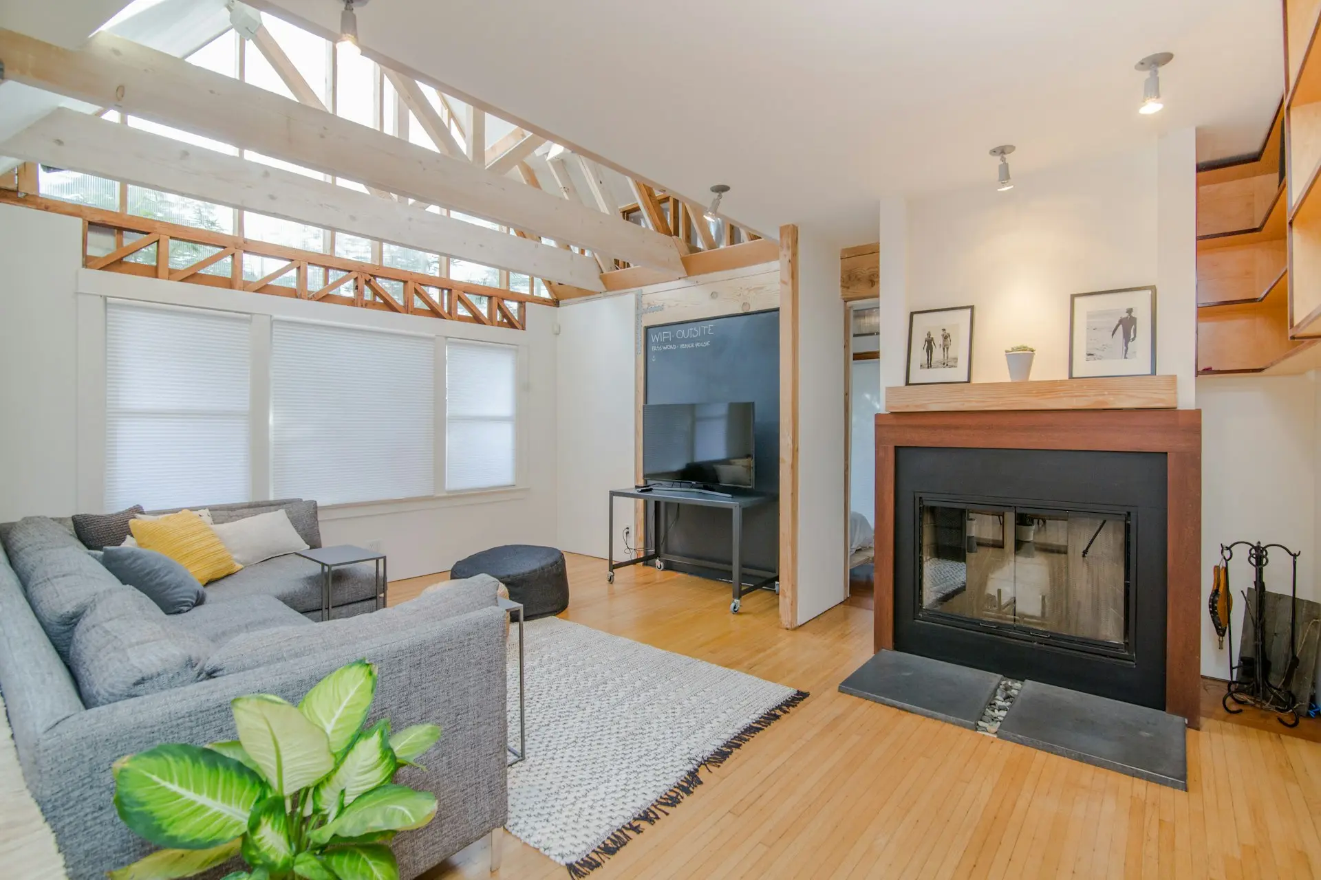unsplash_R-LK3sqLiBw_interior house.webp